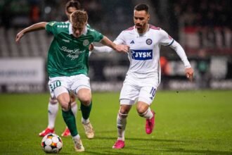 Isak Jensen and Silkeborg's Younes Bakiz battle for the ball