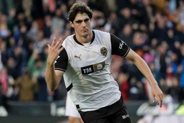 Valencia midfielder Javi Guerra is the latest player linked with Man United.