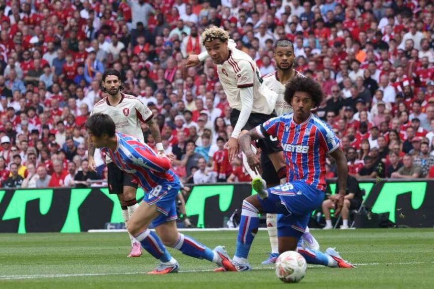 Hugo Ekitike scores the first Liverpool goal in the FA Community Shield match vs Crystal Palace