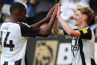 Anthony Gordon and Alexander Isak celebrates a goal