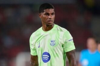 Marcus Rashford with Man Utd and FC Barcelona's badges.
