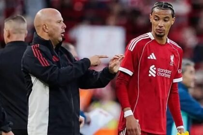 Liverpool boss Arne Slot gives instructions to Hugo Ekitike