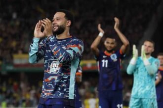 Memphis Depay applauds fans