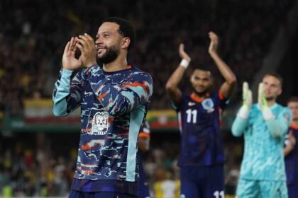 Memphis Depay applauds fans