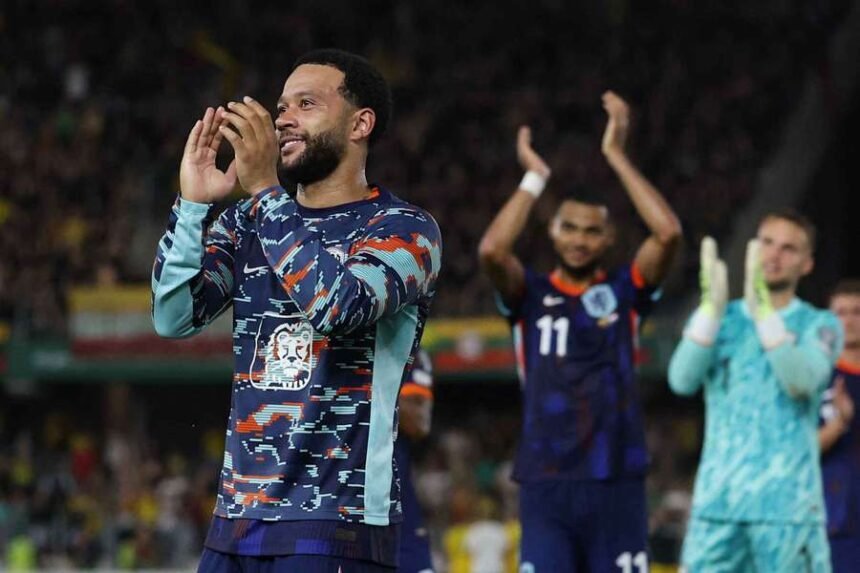 Memphis Depay applauds fans