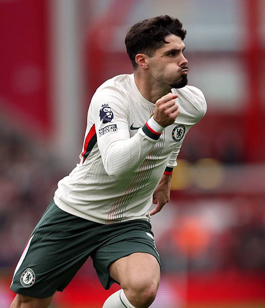 Pedro Neto shines as Chelsea crush Nottingham Forest 3-0 despite mindless Malo Gusto red card